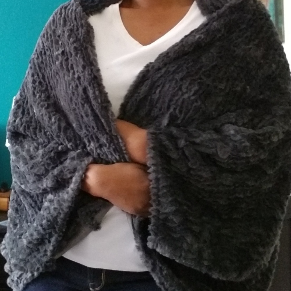 🎉 HOST PICK 🎉 Faux Fur Shawl - Picture 4 of 5